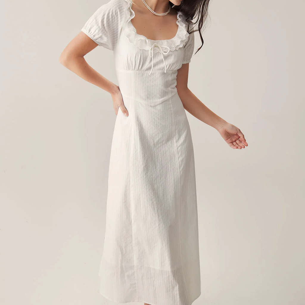Weißes romantisches Maxikleid mit U‑Ausschnitt, Puffärmeln und Stickereien