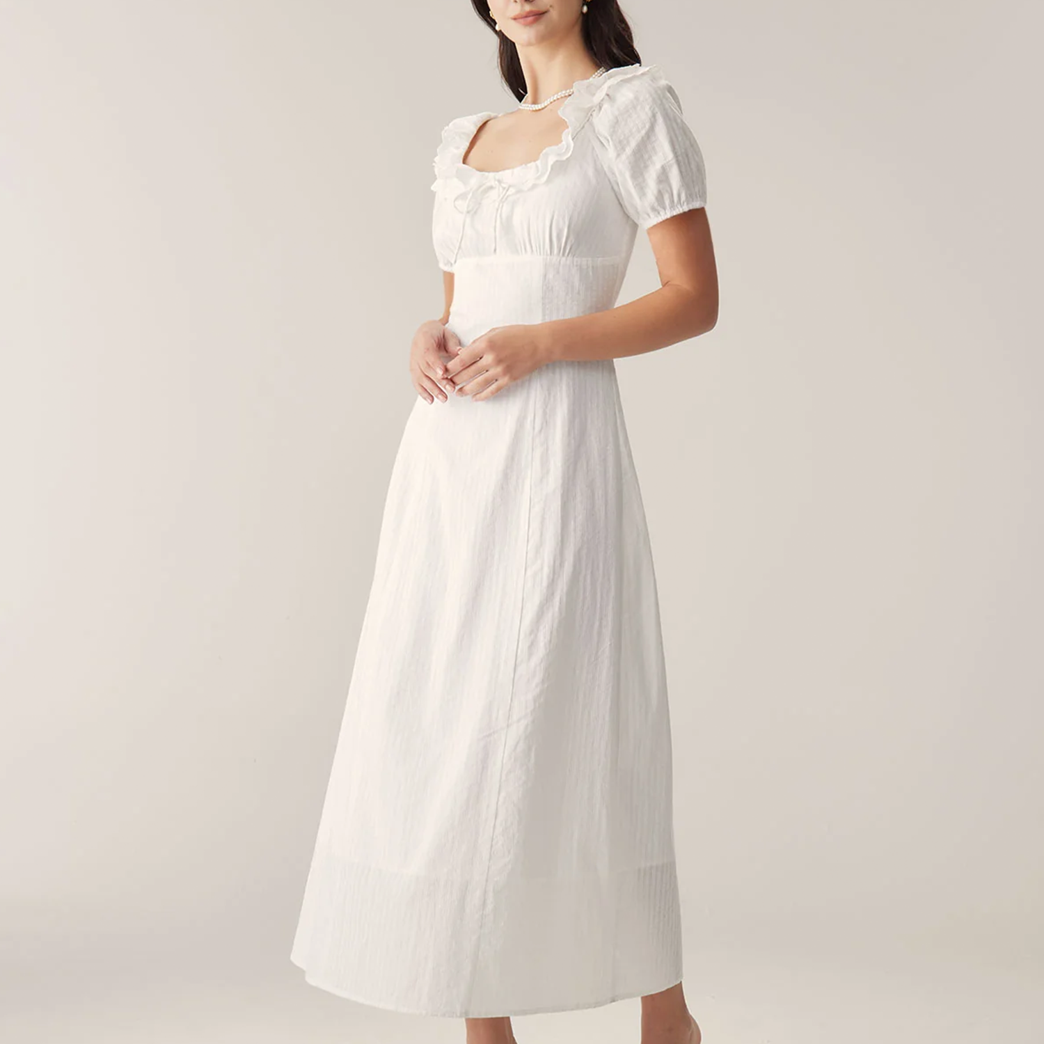 Weißes romantisches Maxikleid mit U‑Ausschnitt, Puffärmeln und Stickereien