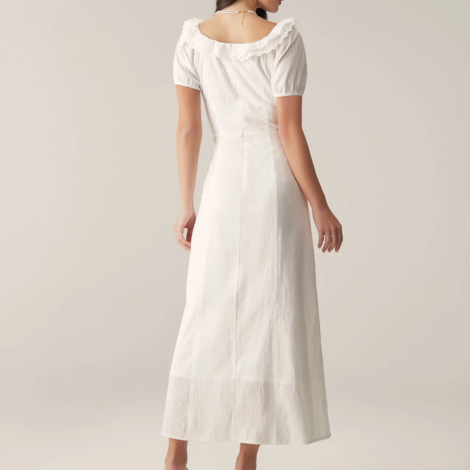 Weißes romantisches Maxikleid mit U‑Ausschnitt, Puffärmeln und Stickereien